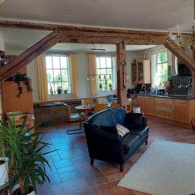 Wohnbereich/Küche mit rustikalen Balken