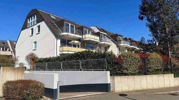 Außenansicht und TG-Einfahrt