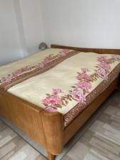 Holzbett mit Blumenmuster