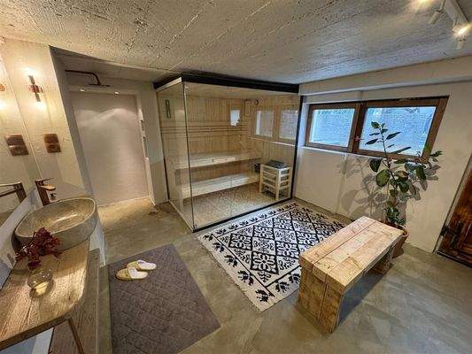 Spa-Bereich im Keller