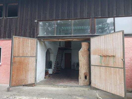 Haupthaus Eingang  Atelier mit Zugang Lager/Büro