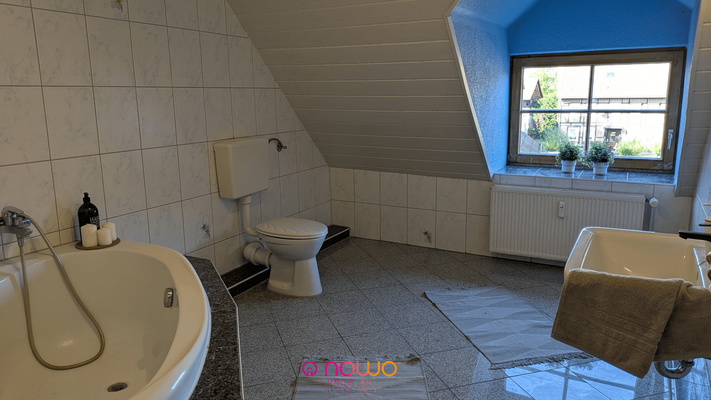 großzügiges Wannenbad