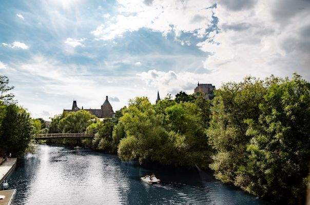 Blick über die Lahn auf das Schloss