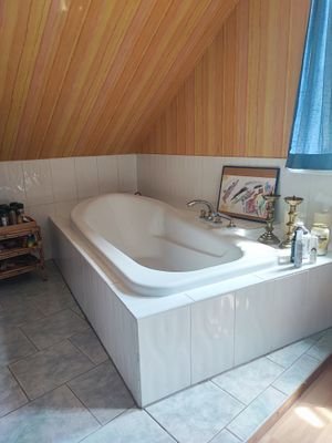 Wanne im Badezimmer im 1.OG