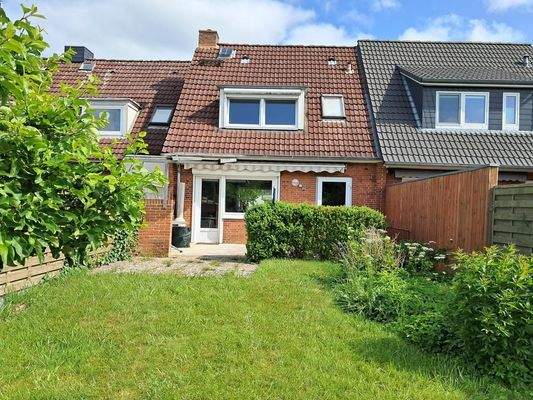 Teilüberdachte Terrasse mit Markise