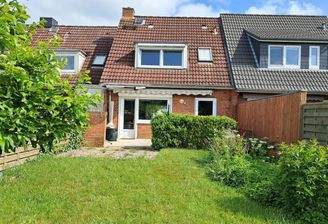 Teilüberdachte Terrasse mit Markise