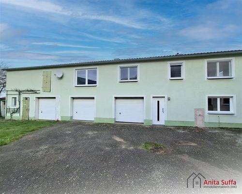 Wohnhaus mit Garagen