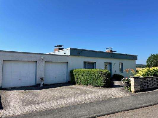 Hauseingang und Einfahrt