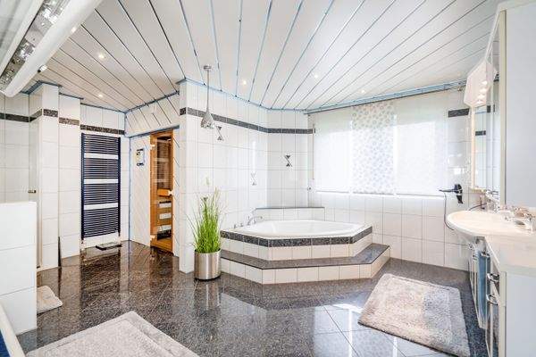 Badezimmer mit Solarium/Sauna im Obergeschoss