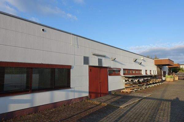 Produktionsgebäude Zufahrt