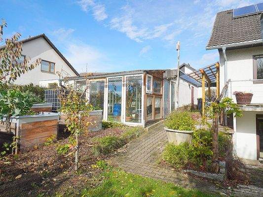 Gewächshaus und Hochbeete