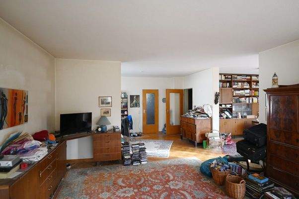 Großzüggiges Wohnzimmer