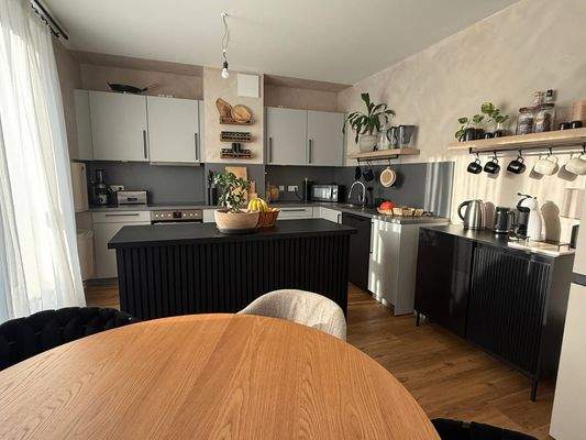 Ansicht II: Wohn- und Esszimmer mit offenem Küchenbereich