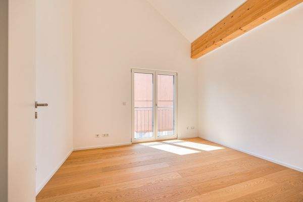 Helles Schlafzimmer mit charmanten Holzbalken