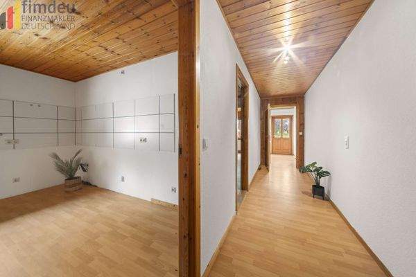 Blick auf zweiten Eingang im Gewerbetrakt