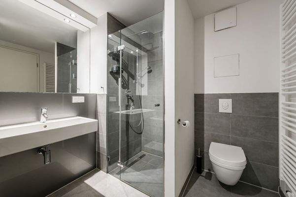 Elegantes Masterbad mit Wanne + Dusche