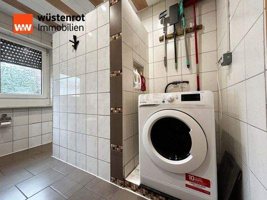 EG: Badezimmer mit praktischem Waschbereich