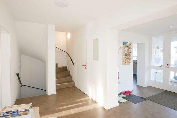 Flurbereich und Treppe ins DG und KG