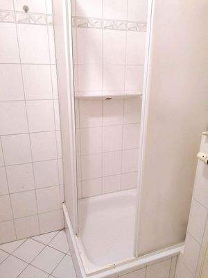 gefliestes Bad mit Dusche