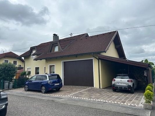 Vorderansicht mit Doppelgarage und Carport