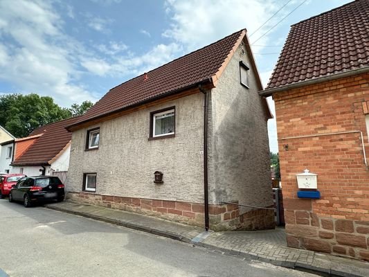 Wohnhaus - Straßenansicht