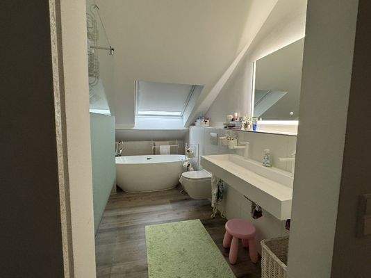 Modernes Bad im Obergeschoss.
