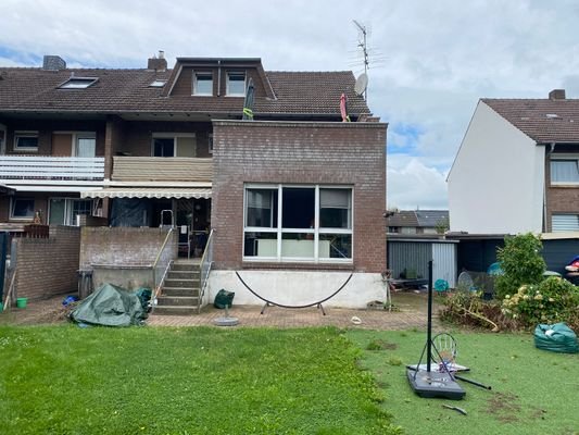 Haus Rückseite mit Garten und Terrasse EG