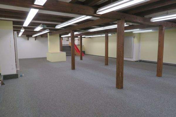 Verkaufsfläche nach Treppe unter Lager