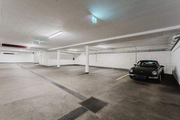 Die Tiefgarage mit vier zugehörigen Stellplätzen