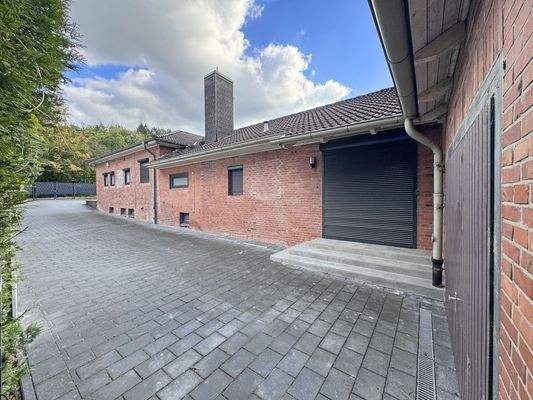 EIngangspodest hinterer Hausteil und Garagentor