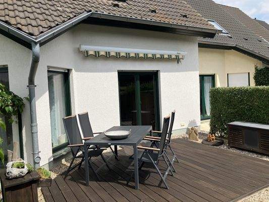 Zweite Terrasse mit Zugang zum Wohnzimmer