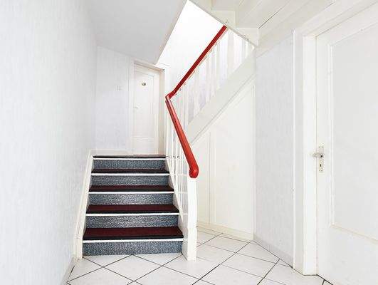 Das Treppenhaus in das OG mit separatem WC auf der Hälfte