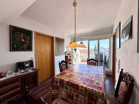 Esszimmer mit Zugang zur Loggia