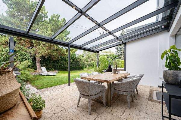 großzügig überdachte Terrasse