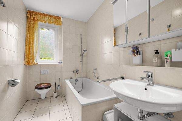 Tageslichtbad mit Badewanne