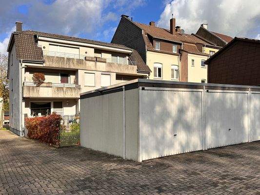 Rückseite mit Gärten und Garagen