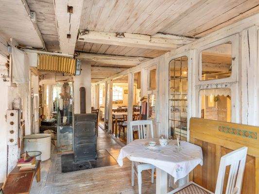 Blick in den gemütlichen Sitzbereich mit Kaminofen