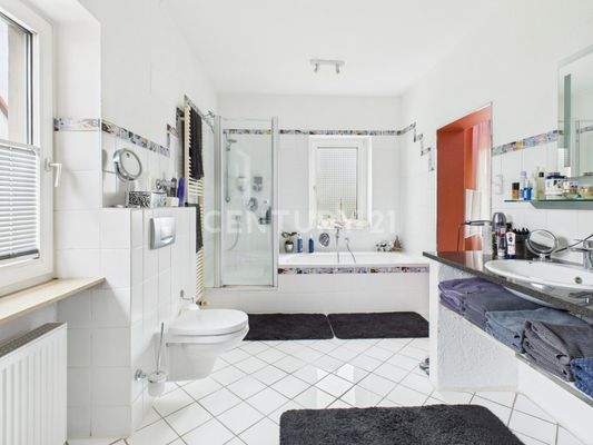 Sehr großes Badezimmer