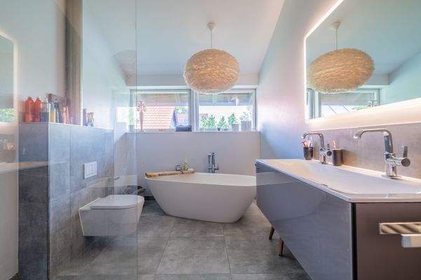 Wellnessbad mit freistehender Wanne und bodengleicher Dusche