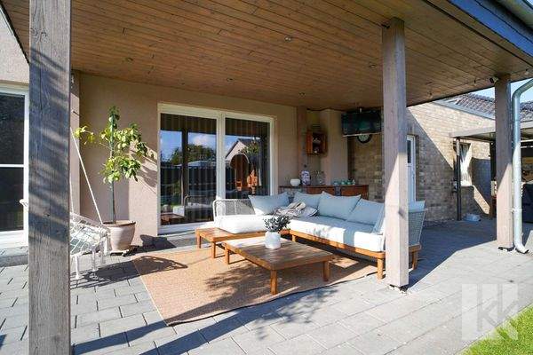 ...großer, überdachter Terrasse