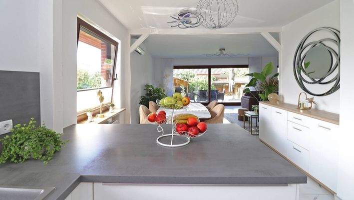 Blick von der Küche ins Wohnzimmer