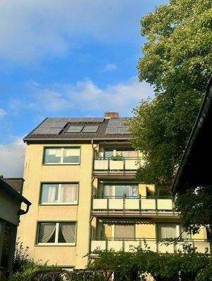 Rückansicht mit Balkonen und Photovoltaikanlage