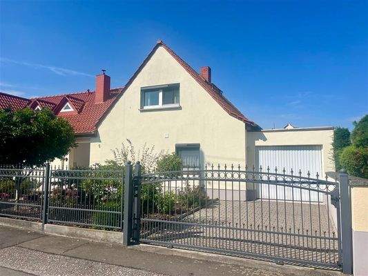 Altbau mit Doppelgarage ein Stellplatz