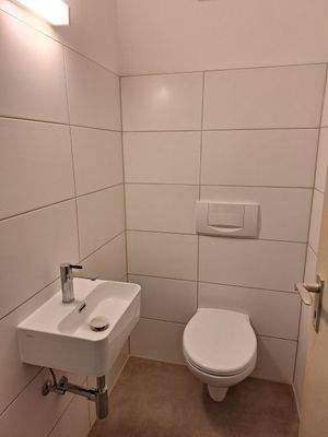 Kleines WC mit Waschbecken