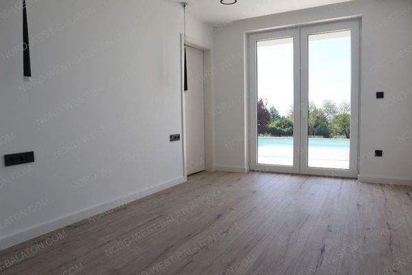 Schlafzimmer mit Blick auf den Pool