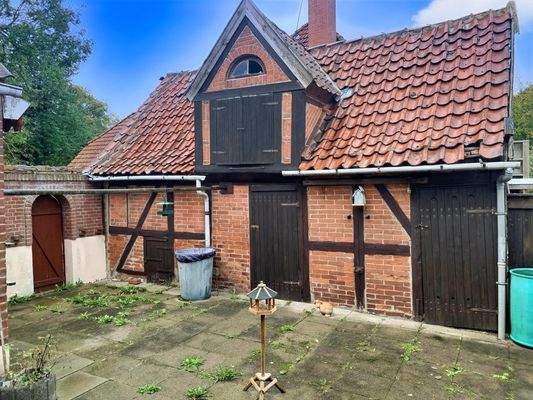 Nebengebäude und Hof