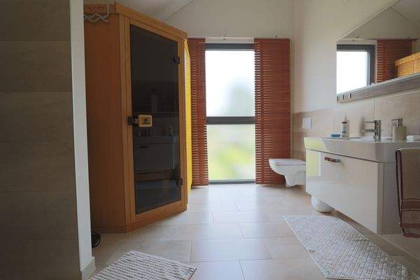 Großzügiges Duschbad mit Sauna im Obergeschoss