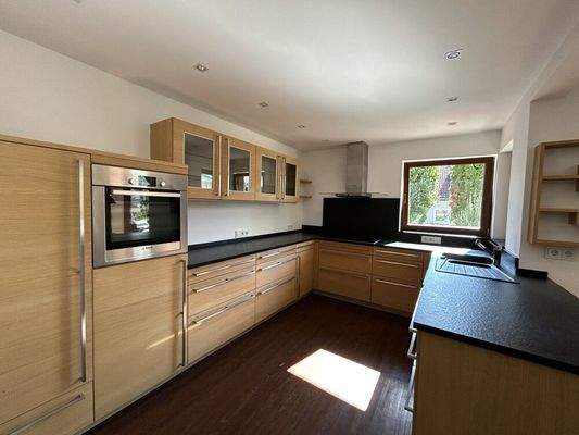 Offener Kochbereich mit Einbauküche