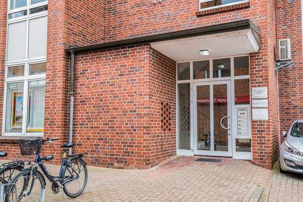 Zugang zum Geschäftshaus, in dem u.a. Arztpraxen Zuhause sind