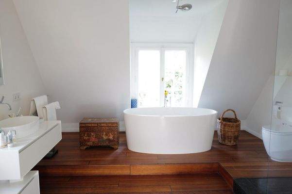 Badezimmer mit freistehender Wanne